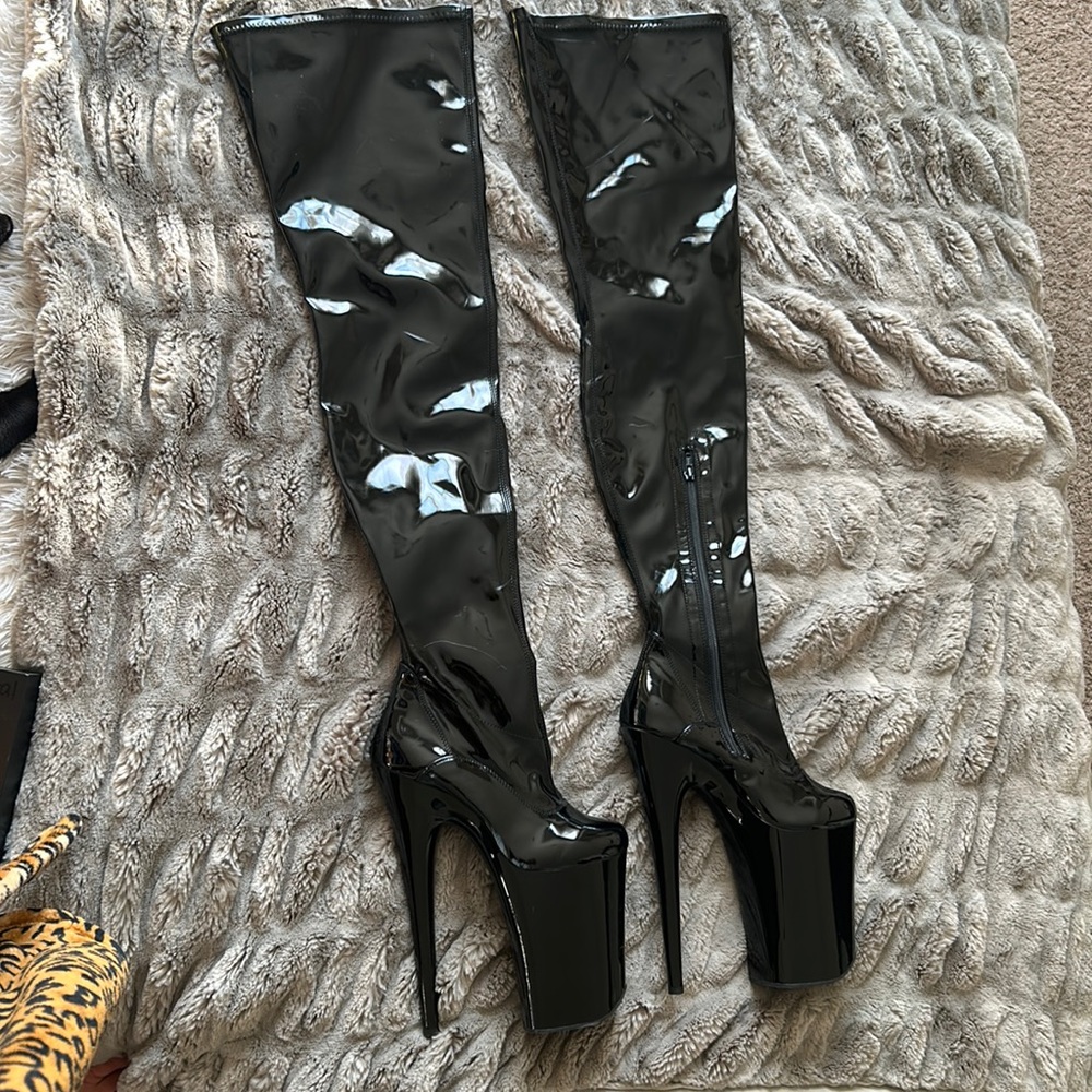 10 inch latex thigh high boots, perfect for strippers. Easy pole drip